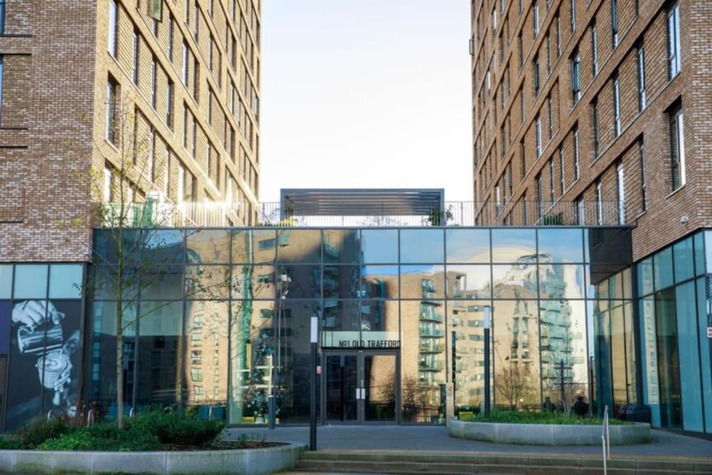 Modern Trafford 1Br Apartment-Free Parking-Cinema Room แมนเชสเตอร์ ภายนอก รูปภาพ