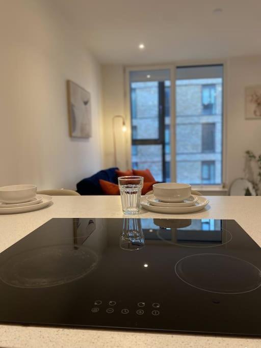 Modern Trafford 1Br Apartment-Free Parking-Cinema Room แมนเชสเตอร์ ภายนอก รูปภาพ