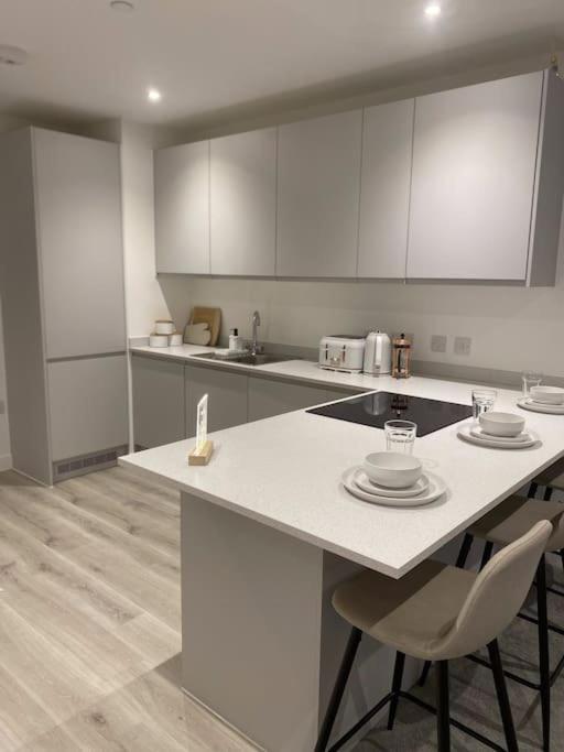 Modern Trafford 1Br Apartment-Free Parking-Cinema Room แมนเชสเตอร์ ภายนอก รูปภาพ
