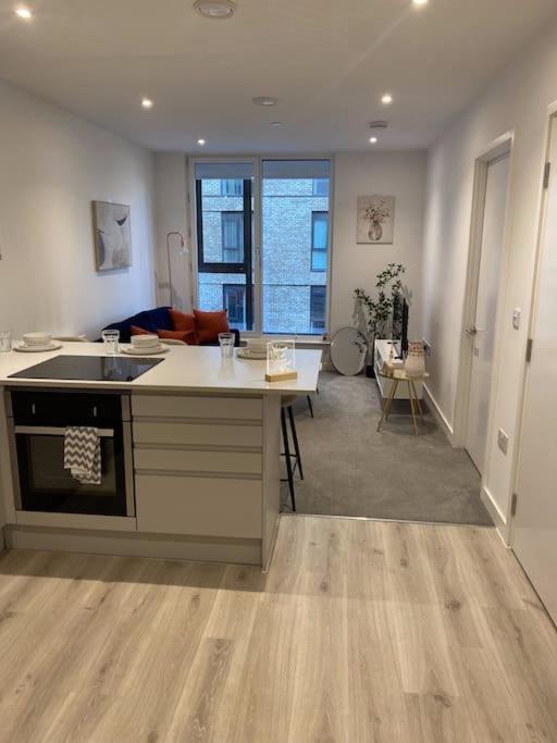 Modern Trafford 1Br Apartment-Free Parking-Cinema Room แมนเชสเตอร์ ภายนอก รูปภาพ