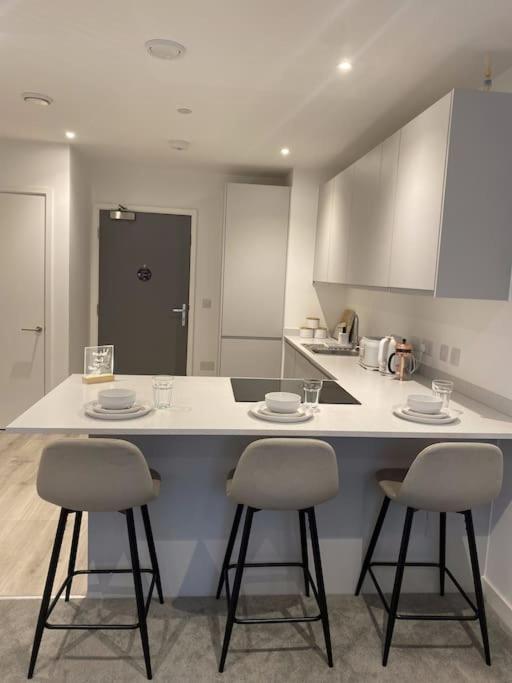 Modern Trafford 1Br Apartment-Free Parking-Cinema Room แมนเชสเตอร์ ภายนอก รูปภาพ