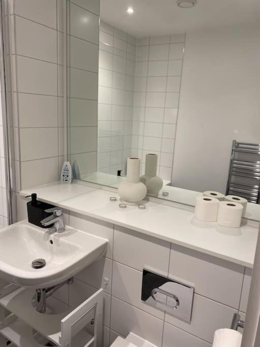 Modern Trafford 1Br Apartment-Free Parking-Cinema Room แมนเชสเตอร์ ภายนอก รูปภาพ
