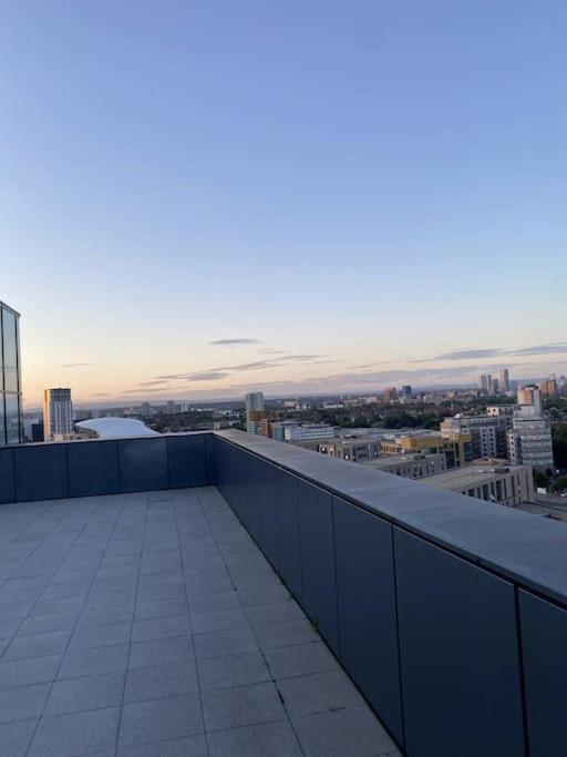 Modern Trafford 1Br Apartment-Free Parking-Cinema Room แมนเชสเตอร์ ภายนอก รูปภาพ