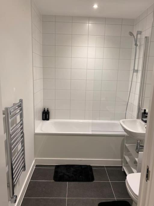 Modern Trafford 1Br Apartment-Free Parking-Cinema Room แมนเชสเตอร์ ภายนอก รูปภาพ