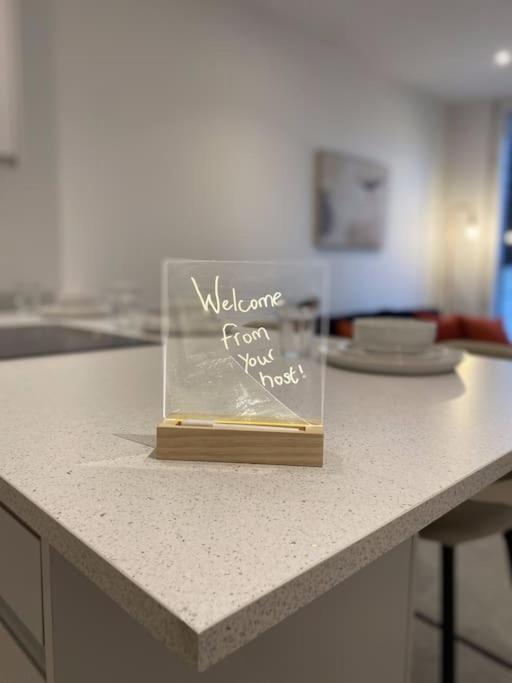 Modern Trafford 1Br Apartment-Free Parking-Cinema Room แมนเชสเตอร์ ภายนอก รูปภาพ