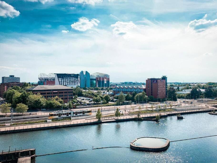 Modern Trafford 1Br Apartment-Free Parking-Cinema Room แมนเชสเตอร์ ภายนอก รูปภาพ