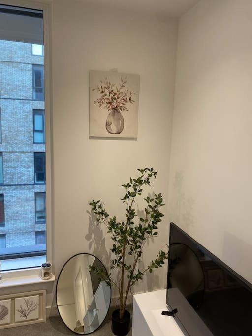 Modern Trafford 1Br Apartment-Free Parking-Cinema Room แมนเชสเตอร์ ภายนอก รูปภาพ