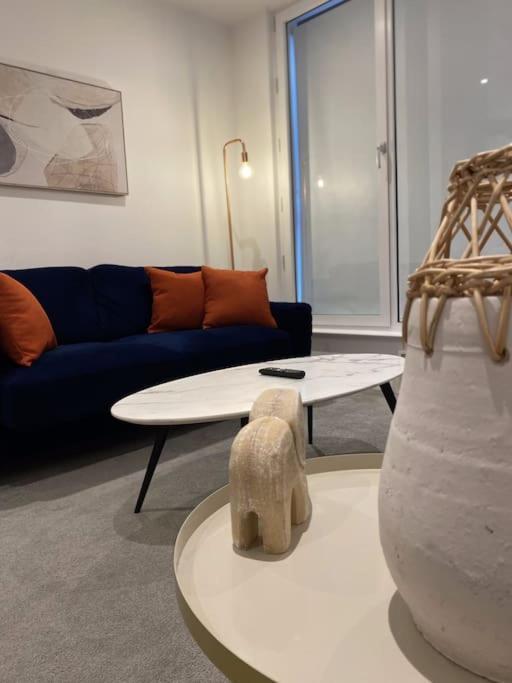 Modern Trafford 1Br Apartment-Free Parking-Cinema Room แมนเชสเตอร์ ภายนอก รูปภาพ