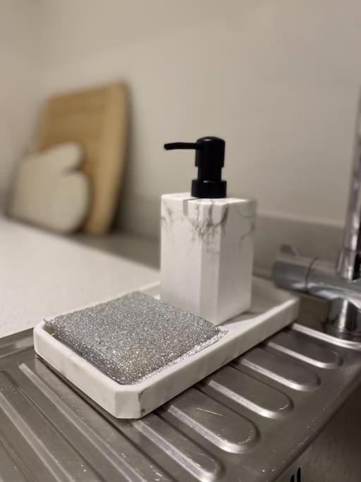 Modern Trafford 1Br Apartment-Free Parking-Cinema Room แมนเชสเตอร์ ภายนอก รูปภาพ