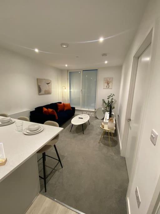 Modern Trafford 1Br Apartment-Free Parking-Cinema Room แมนเชสเตอร์ ภายนอก รูปภาพ