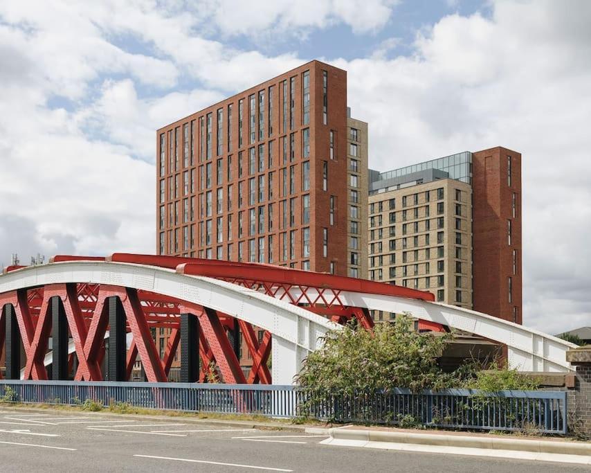 Modern Trafford 1Br Apartment-Free Parking-Cinema Room แมนเชสเตอร์ ภายนอก รูปภาพ