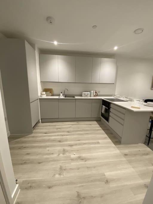 Modern Trafford 1Br Apartment-Free Parking-Cinema Room แมนเชสเตอร์ ภายนอก รูปภาพ