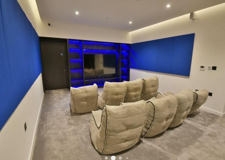 Modern Trafford 1Br Apartment-Free Parking-Cinema Room แมนเชสเตอร์ ภายนอก รูปภาพ