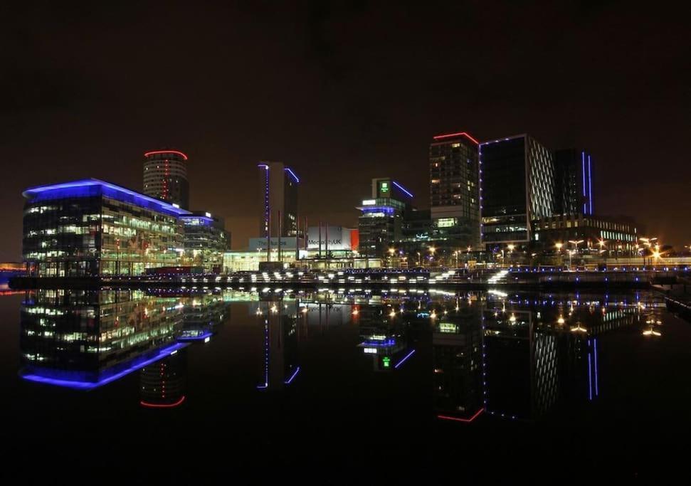 Modern Trafford 1Br Apartment-Free Parking-Cinema Room แมนเชสเตอร์ ภายนอก รูปภาพ