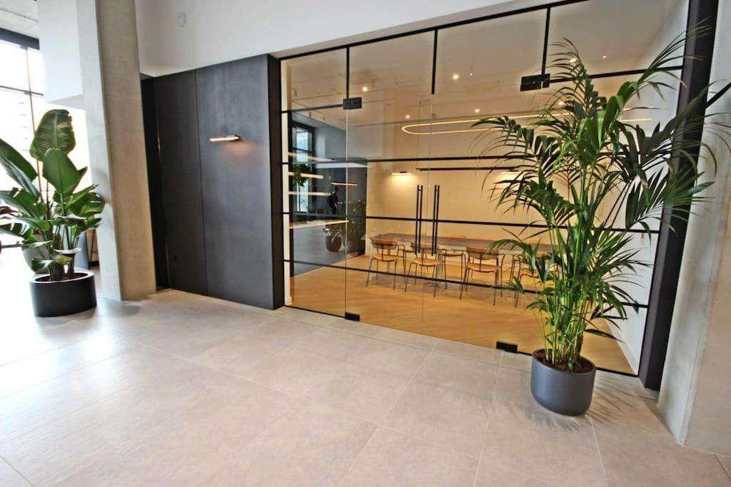 Modern Trafford 1Br Apartment-Free Parking-Cinema Room แมนเชสเตอร์ ภายนอก รูปภาพ