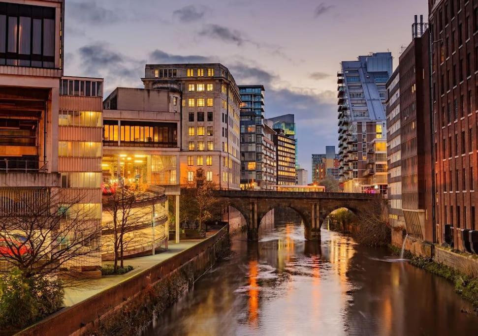 Modern Trafford 1Br Apartment-Free Parking-Cinema Room แมนเชสเตอร์ ภายนอก รูปภาพ